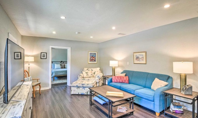 Harbor Oaks Bay Shore Casa | Dog-Friendly Home with Gas Grill - Walk to Rose Bay!