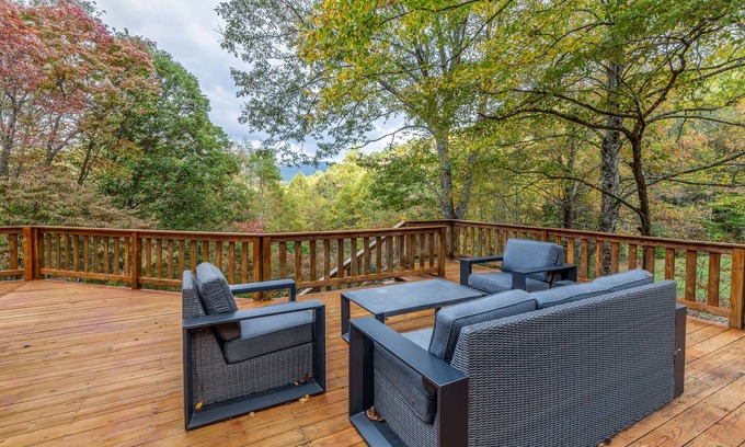 Sylva Casa | Dog-friendly home with WiFi, private washer/dryer, grill, hot tub, firepit