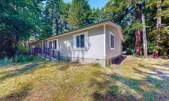 Bandon Casa | Dog-friendly house near golf & beach access with firepit, grill, & pellet stove