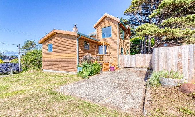 Cape Meares Casa | Casa amigable para perros cerca de la playa con cocina completa, chimenea y patio cerrado.