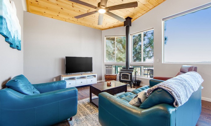 Idyllwild Cabina | Dog-Friendly Idyllwild Home w/Beautiful Views, WiFi, EVC, & Private Washer/Dryer