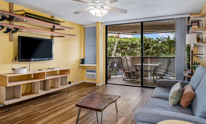 Historic Kailua Village Condominio | Dog-friendly island gem with balcony, shared pool/hot tub, & beach access nearby