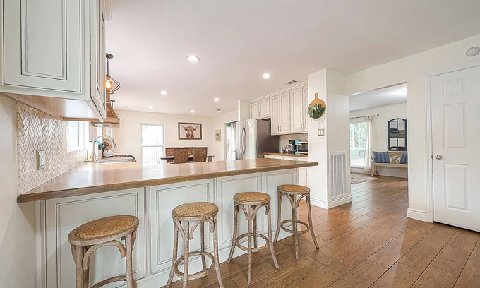 Grogan's Mill Casa | Dog Friendly & just one mile to Woodlands Town Center!