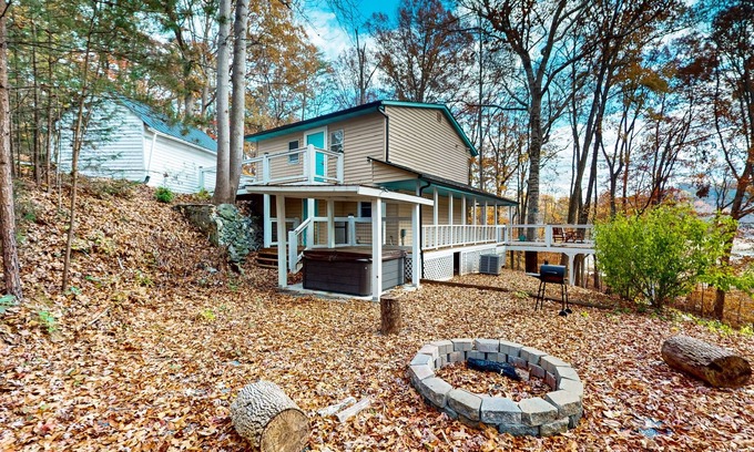 Dandridge Cabina | Dog Friendly lake cabin w/free attraction tickets, hot tub, fire pit, & decks
