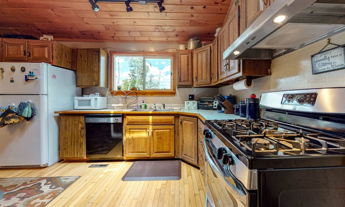 Sanbornville Cabina | Dog-friendly lakefront cabin with loft, gas grill, lake views, wood stove, porch