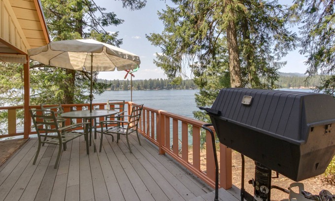 Hayden Lake Cabina | ¡NUEVO LISTADO! Perro amigable, frente al lago cabina / muelle privado, acceso a la playa y vistas