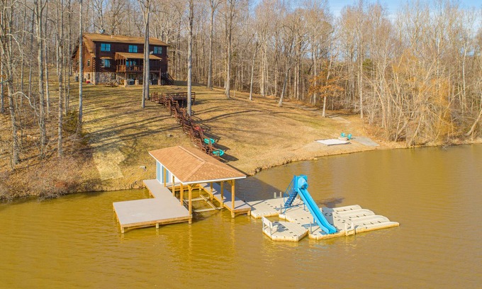 Livingston Casa | Cabaña de madera frente al lago en 3 acres con vista al lago, dos cocinas, cubiertas y barbacoas