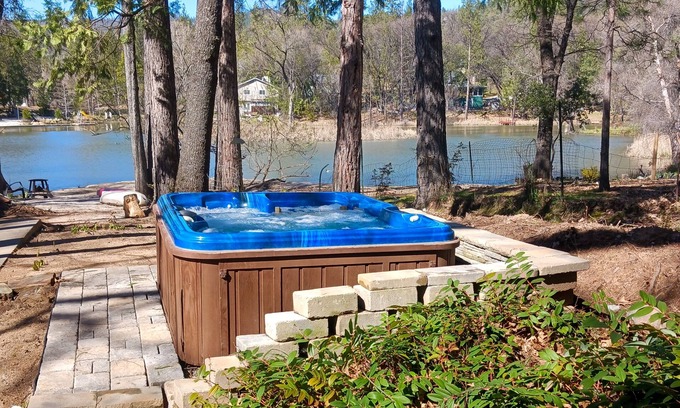 Mono Vista Casa | Dog-friendly lakefront cabin with canoes, athletic courts, grill, & horse stable