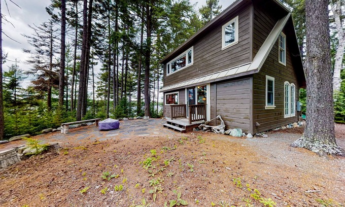 Northeast Somerset Cabina | Dog-Friendly Lakefront Cabin w/ a Full Kitchen, Firepit, & Gas Grill