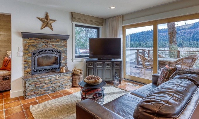 Truckee Casa | ¡Casa frente al lago que admite perros con muelle privado y vistas de 180 grados!
