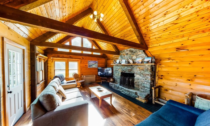 Green Mountains Casa | Dog-friendly, lakeside home w/private dock/deck/free WiFi