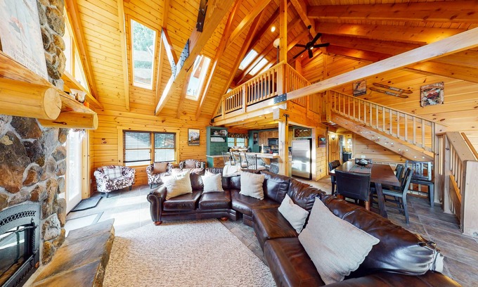 Quandary Village Casa | Dog-Friendly Little Bears Cabin w/Amazing Mountain Views, Free WiFi, Private W/D