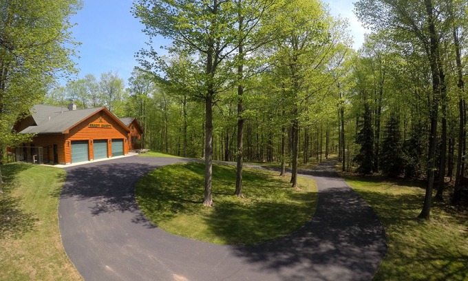 Maple City Casa | Dog Friendly Log cabin W/Hot tub, Fiber optic near Sleeping Bear Dunes & TC