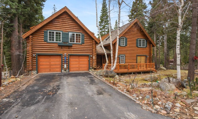 Carnelian Woods Casa | Dog-Friendly Log Cabin, Sleeps 9, Hot Tub