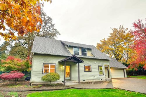 Oak Grove Casa | Dog-Friendly Milwaukie Home 9 Mi to Dtwn Portland