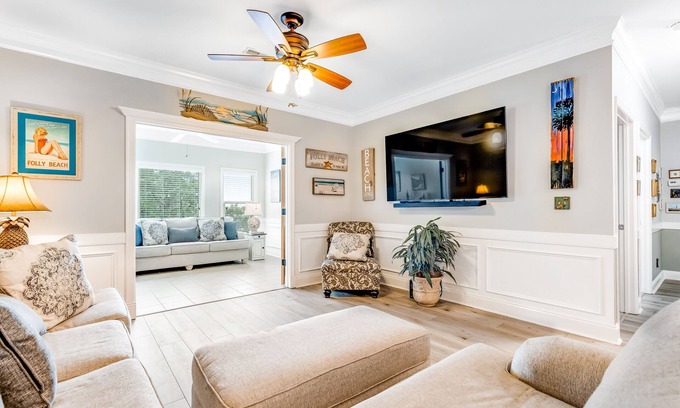 Charleston Condominio | Dog-friendly monthly rental with pool, AC, ideal for remote work & travel nurse