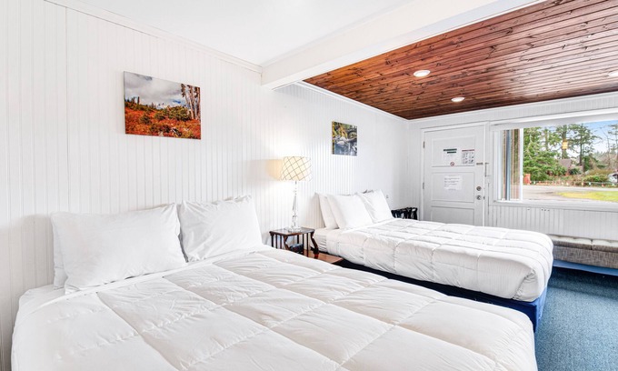 Westport Casa | Dog-friendly motel near the beach with fast WiFi & a fish cleaning station