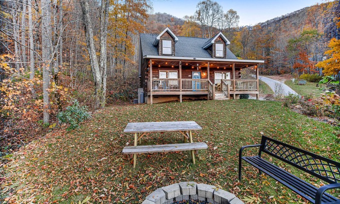 Cullowhee Casa | Dog-Friendly Mountain Cabin Near Lakes & Trails w/Free WiFi, W/D, Deck, Firepit