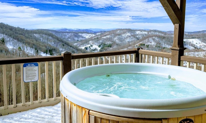 Wolf Laurel Chalet De Esquí | Dog Friendly Mountain Chalet w/3BR & Amazing Views! Sleeps 10!!