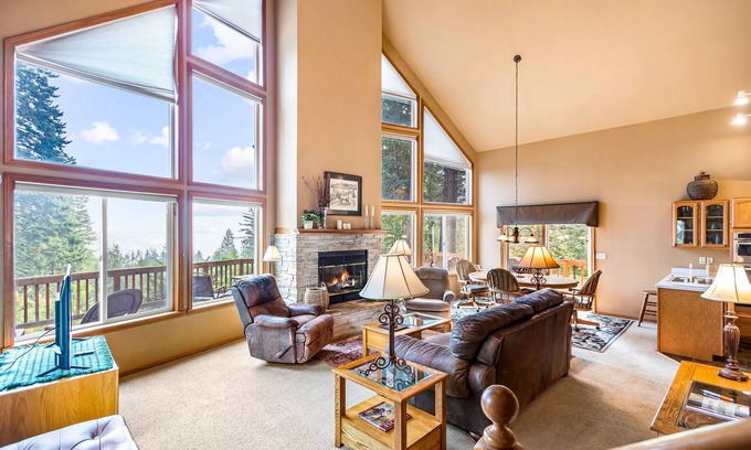 Sandpoint Casa | Dog-friendly mountain retreat near skiing with lake view, hot tub, & balcony
