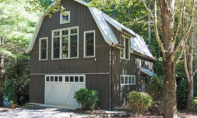 Whittier Cabaña | Dog Friendly Mountain Cottage with WiFi and AC