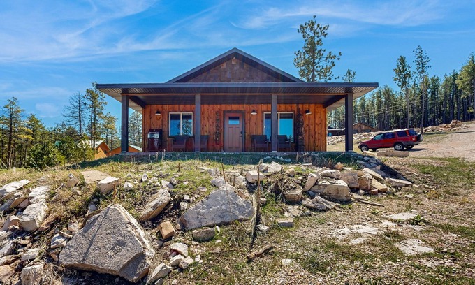 Sturgis Cabina | Dog-friendly mountain view cabin with a washer/dryer, BBQ, & full kitchen
