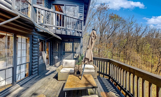 Tate Cabina | Dog-friendly mountain view cabin with furnished patio, deck, central AC