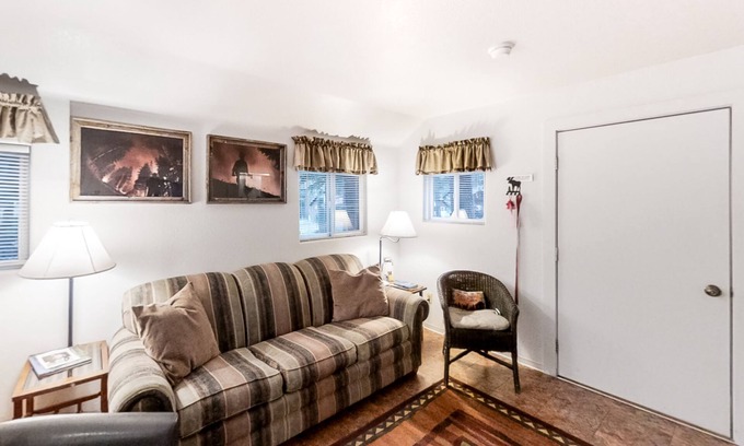 Joseph Casa | Dog-friendly mountain-view cabin in walkable locale with deck & grill