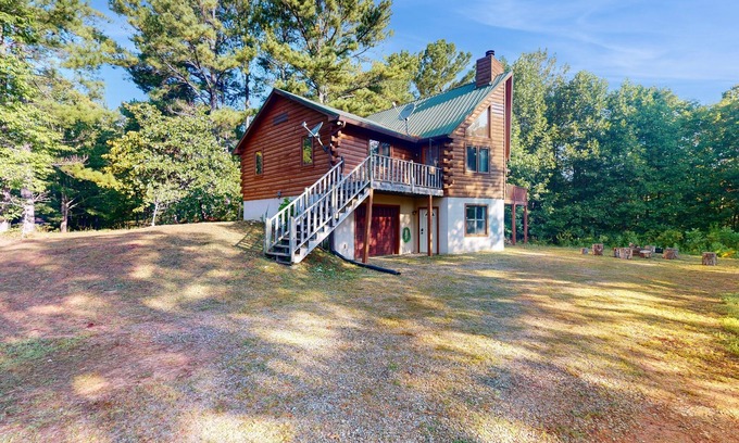 Culberson Cabina | Dog-friendly mountain view home with multi-levels and large deck