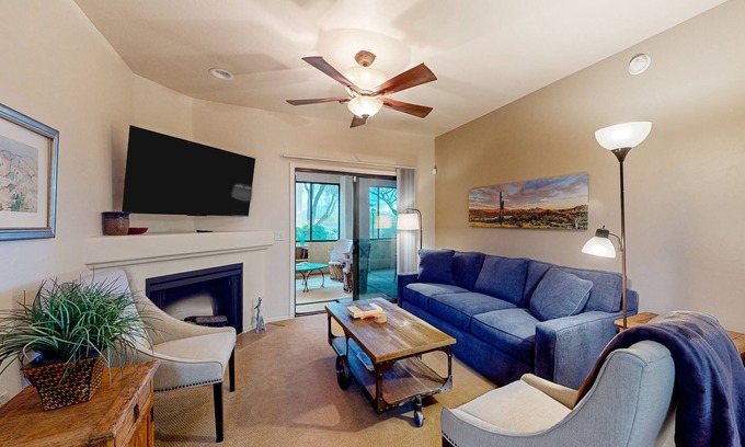 Tucson Condominio | Dog-friendly mountain view condo with pool, gym, grill, fireplace, & sunroom