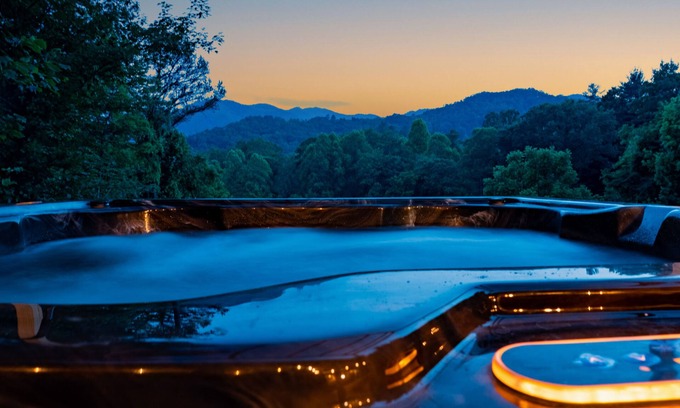 Bryson City Cabina | Dog-friendly mtn cabin w/ views, hot tub, game rm