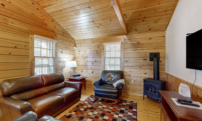 Northport Cabina | Dog-friendly nature lovers retreat with fireplace, WiFi, AC & playground
