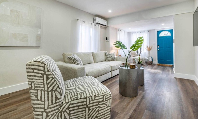 Central Oakland Park Casa | Dog Friendly ~ Near Las Olas Beach, Huge Backyard Patio w/BBQ Grill ~ Modern Oasis
