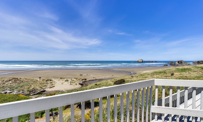 Bandon Casa | Adecuado para perros, frente al mar w / acceso a la playa, chimenea acogedora, y una gran cubierta