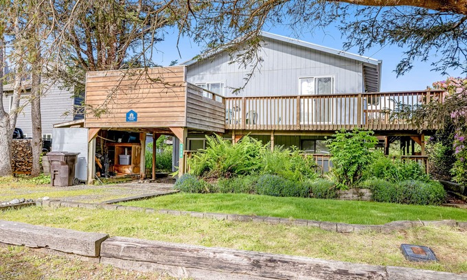 Cape Meares Apartamento | Se admiten perros, casa con vista al mar y bañera de hidromasaje privada, a una cuadra de la playa.