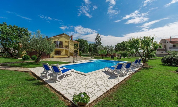 Susnjici Apartamento | Paraíso para perros con piscina, parque infantil, zona de barbacoa y terraza privada