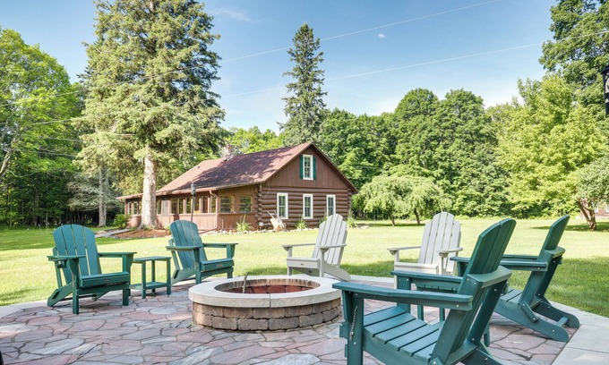 Park Falls Cabaña | Dog-Friendly Park Falls Cottage w/ 5 Acres & Lake