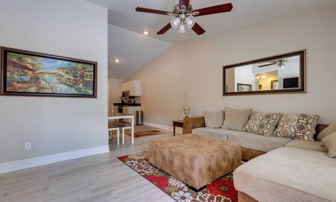 Pensacola Heights Apartamento | Dog-Friendly Pensacola Duplex ~ 7 Mi to Downtown