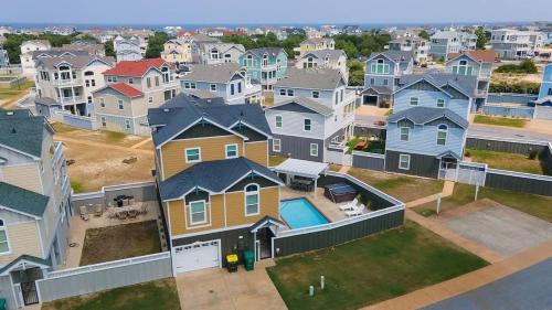 Whalehead Beach Casa | Dog Friendly Pool Hot Tub 8Min Walk to Beach