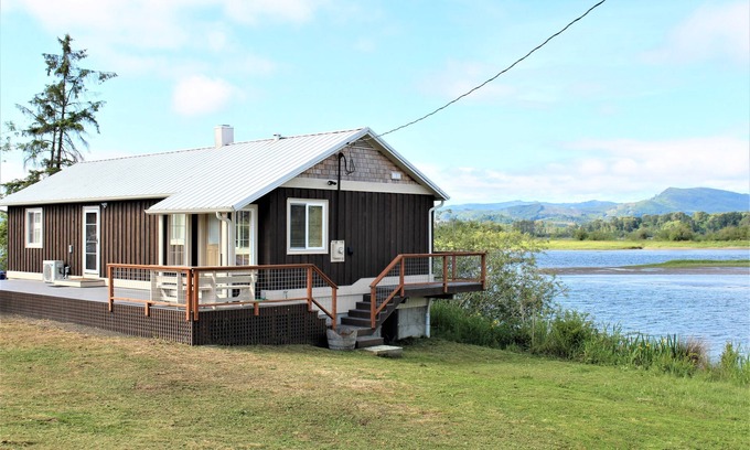 Cathlamet Casa | Dog Friendly Puget Island Home on the Columbia River. Winter Rates!!