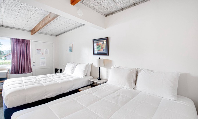Westport Casa | Dog-friendly retreat with fast WiFi, fish cleaning station, & picnic tables
