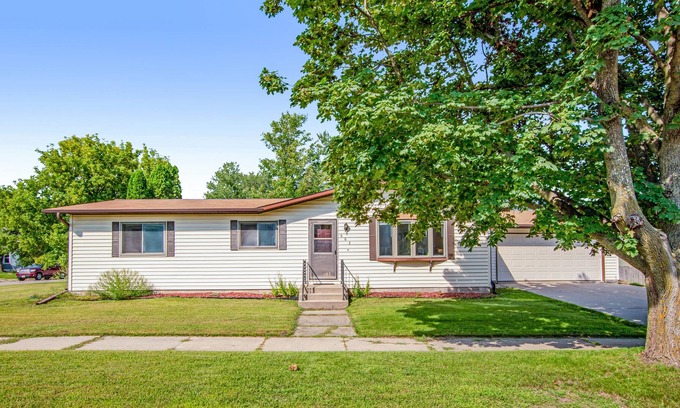 Mauston Casa | Dog-friendly, river view home with gas grill, fast WiFi, picnic table & deck
