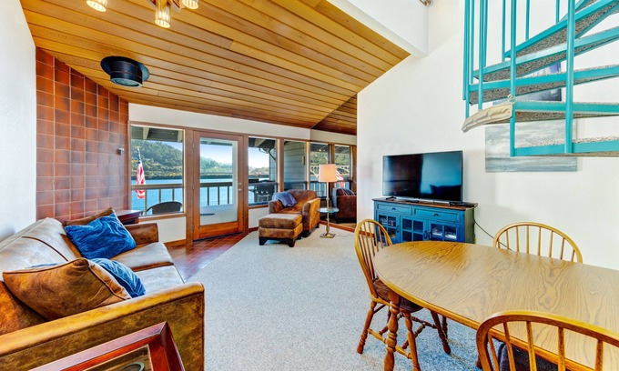 Gold Beach Condominio | Condominio frente al río que admite perros con cocina completa y vistas impresionantes