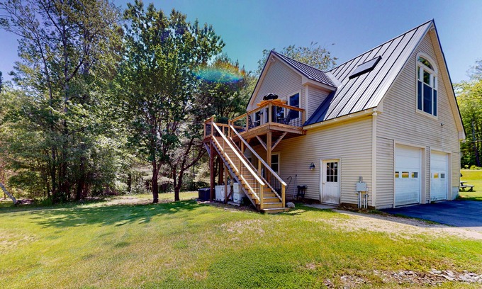 Edgecomb Apartamento | Dog-friendly riverfront studio with pool table, grill, deck, kayaks, river views