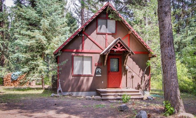 McCall Cabina | Encantadora cabaña frente al río con una gran terraza cerca del lago Payette, ¡perros bienvenidos!