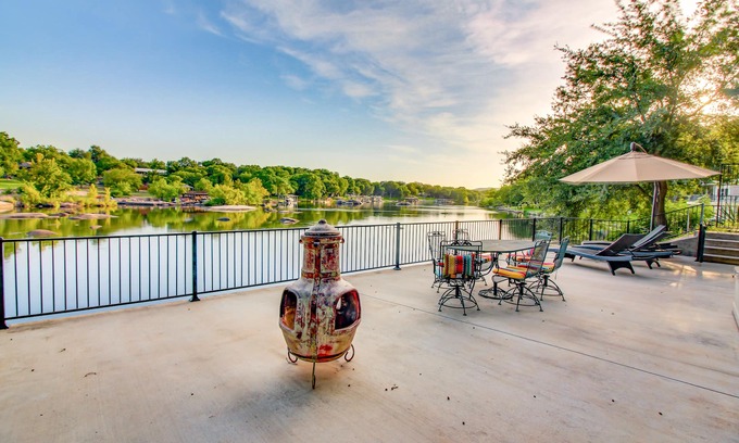 Buchanan Dam Casa | Casa frente al río que admite perros con espacio al aire libre: kayaks disponibles
