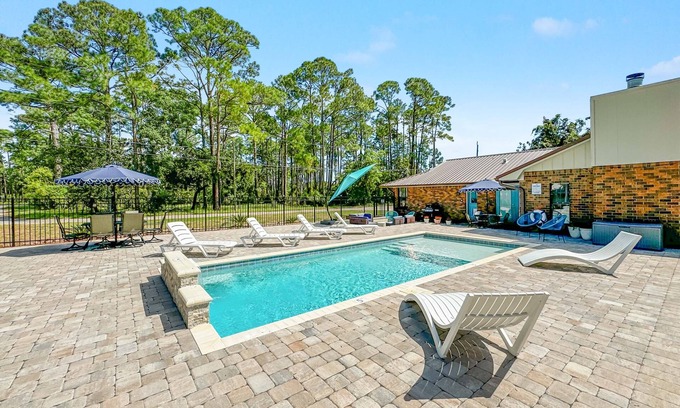 Oak Court Casa | Dog Friendly | Saltwater Pool | Fire Pit | Beach Getaways