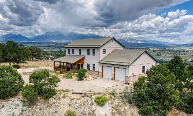 Salida Casa | Dog Friendly Scenic Salida Getaway - Minutes to Mountain Bike Trails and downtown Salida