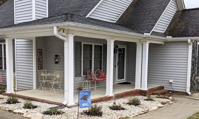 Graham Casa | Dog Friendly, Small Town Charm, with Downtown area. Perfect for weekend getaway!