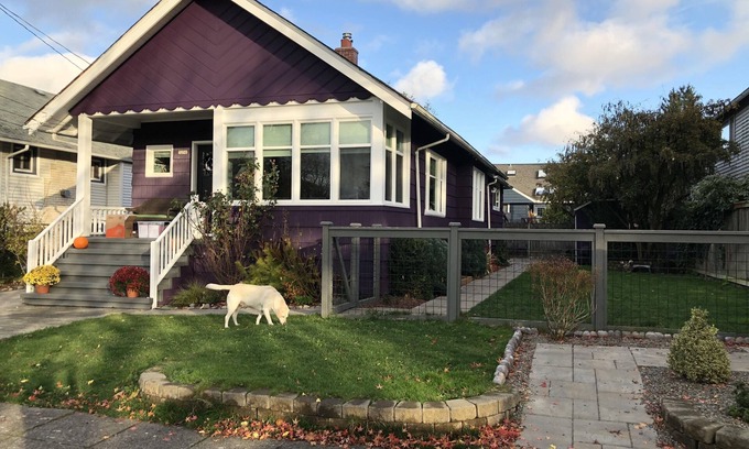North Admiral Apartamento | Dog friendly space in West Seattle for up to 4 people.